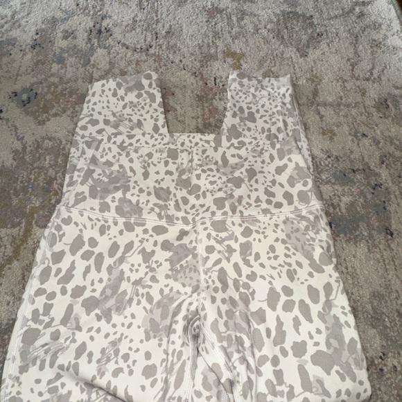Patterned Lulu Leggings Size 8 - Picture 5 of 5